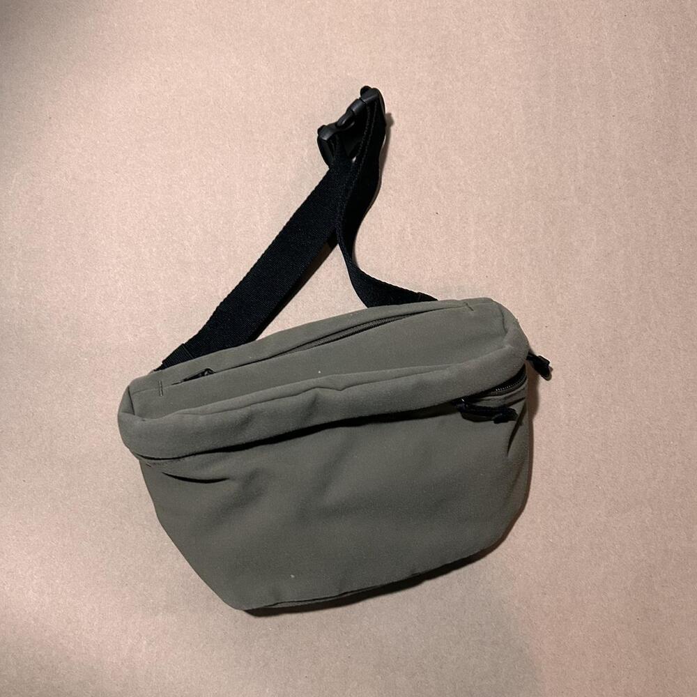 Urban outfitters Men’s Fanny pack
Army green